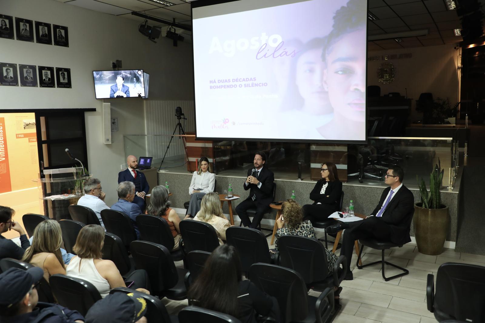 Câmara de Vinhedo reúne delegados, promotor de Justiça e psicóloga para debater os 20 anos da Lei Maria da Penha