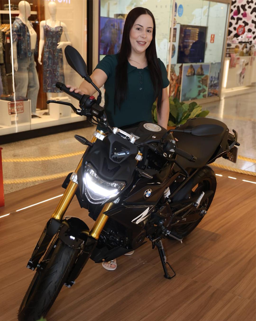             Campanha de Pais do Maxi Shopping acelera a emoção e entrega moto BMW a cliente de Jundiaí