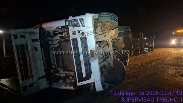 Carreta com carga de milho tomba na Anhanguera e deixa motorista ferido em Americana