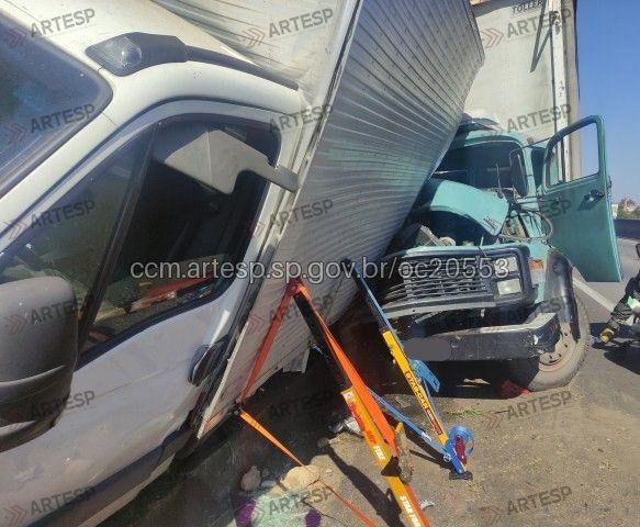 Colisão entre dois caminhões deixa três feridos na Anhanguera, em Vinhedo