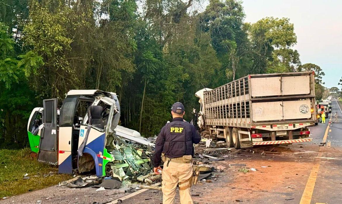 Corpos de vítimas de acidente no Paraná são retirados da pista