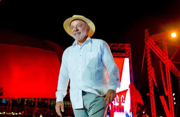 Dos beneficiários do Bolsa Família, 61% votam em Lula e 27% em Flávio, diz pesquisa BTG/Nexus