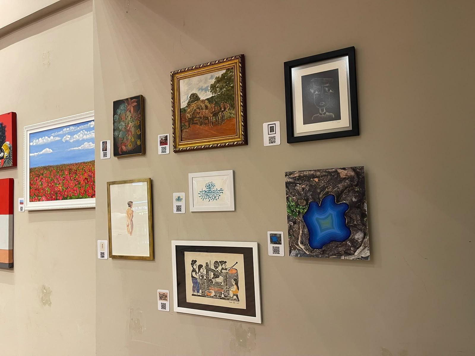 Exposição reúne dezenas de artistas no Maxi Shopping para arrecadar recursos ao Centro de Pesquisas da ATEAL