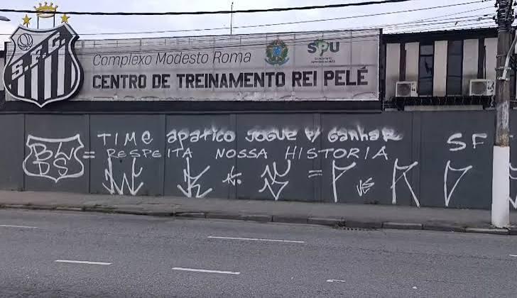 Muro do CT do Santos é pichado após revés de 3 a 0 para o Palmeiras: 'Respeita nossa história'