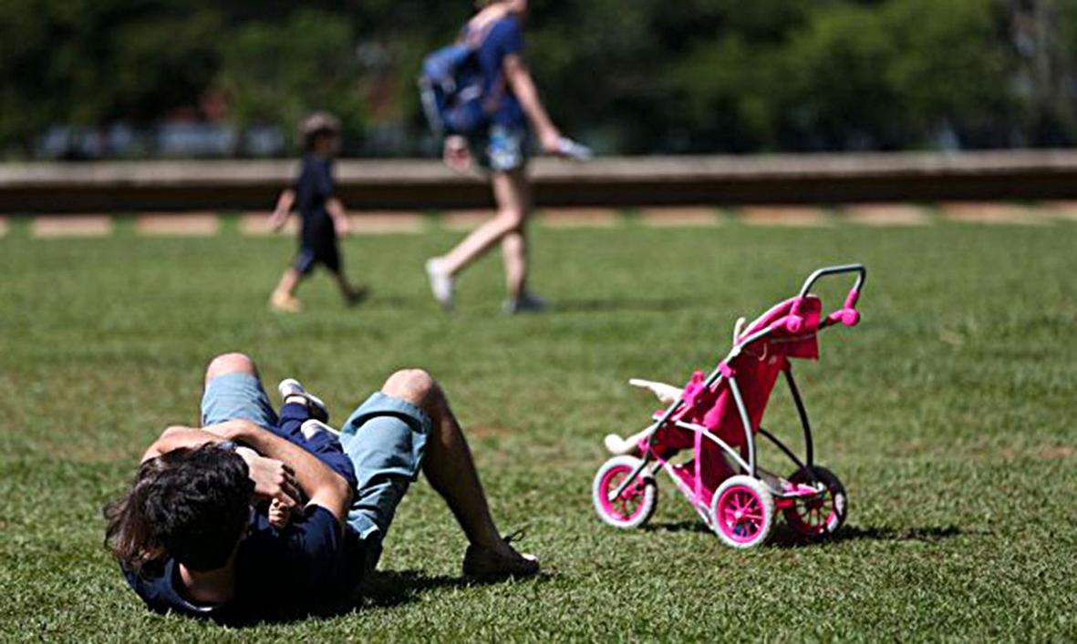 Pais estão menos presente na criação de filhos, aponta estudo