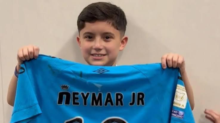 Pequeno corintiano se emociona ao ganhar camisa de Neymar, mas é xingado e sai amparado pela PM