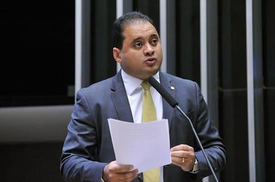 PF diz que advogado enviou R$ 11 mi a mulher de senador Weverton Rocha e comprou casa para ele