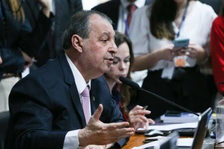 Relator da CCJ do Senado vota a favor da PEC do fim da escala 6x1
