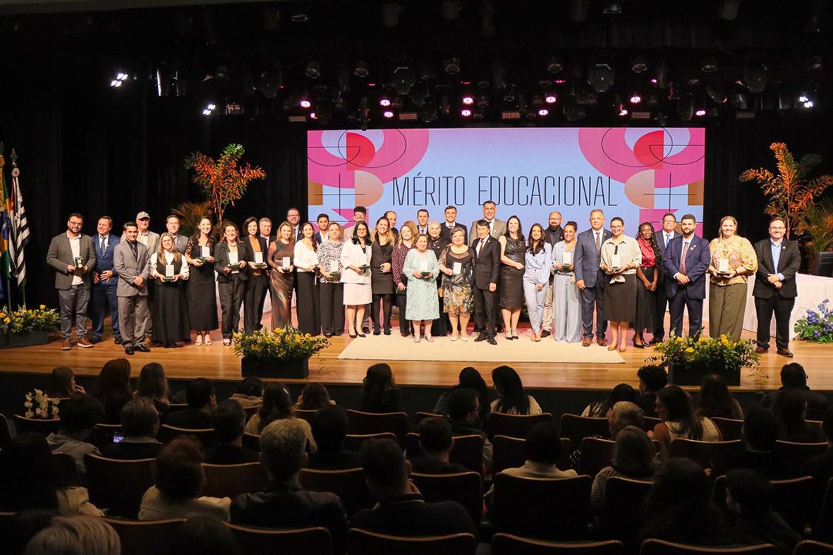 Câmara entrega Medalha de Mérito Educacional em Sessão Solene