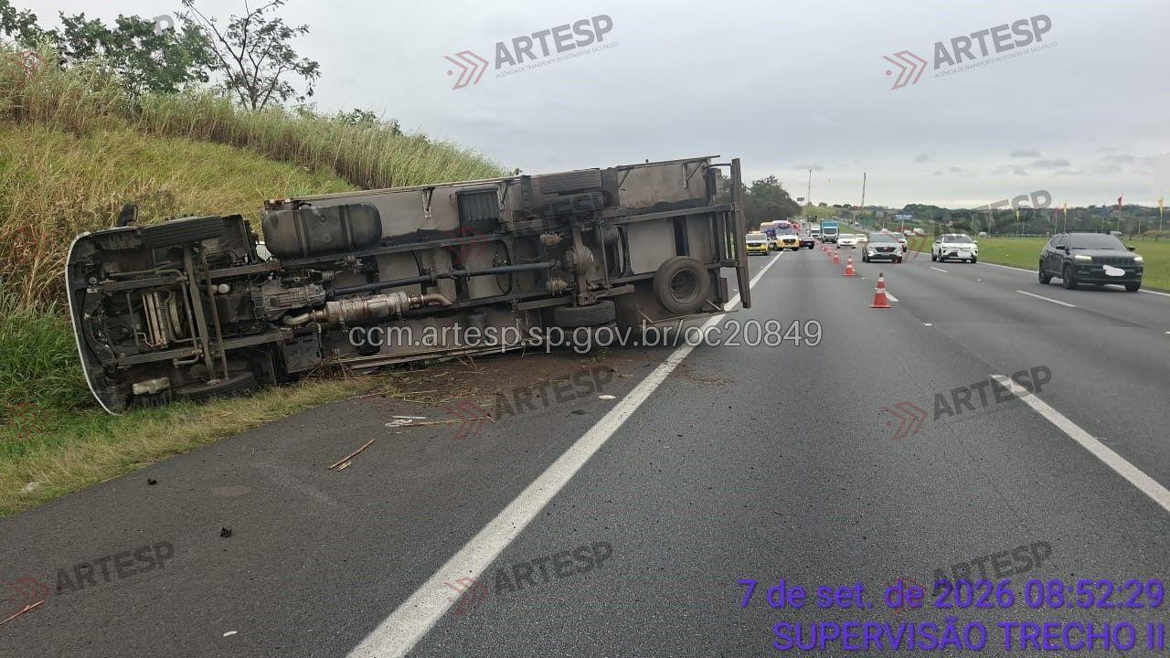 Caminhão com 2,5 toneladas de alho tomba na Rodovia dos Bandeirantes, em Campinas