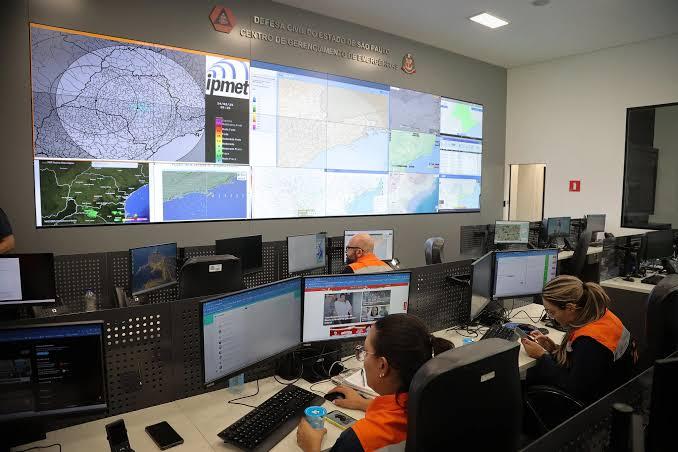 Defesa Civil alerta para chuvas no litoral; CPTM avalia danos em estação atingida por raio