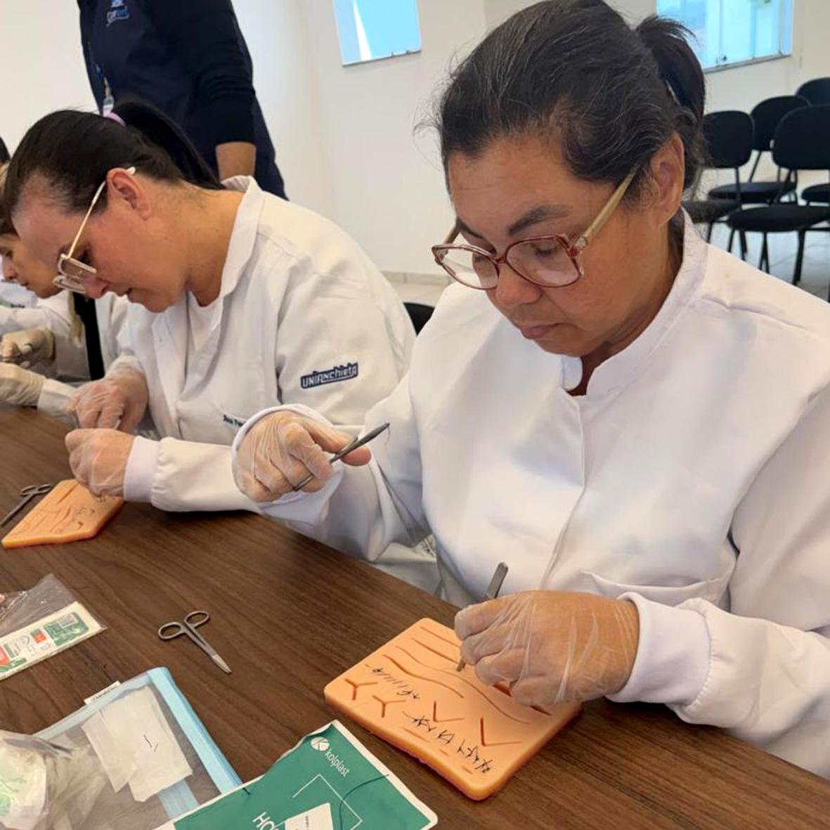Enfermagem da Santa Casa participa de capacitação sobre sutura