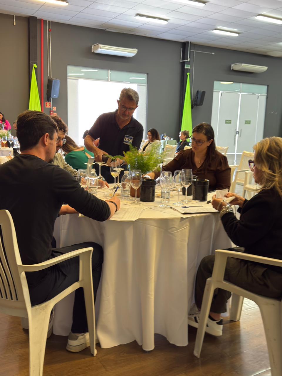 Especialistas analisam qualidade dos vinhos produzidos no Circuito das Frutas