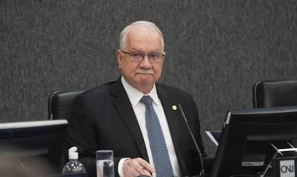 Fachin dá 72 horas para Mendonça responder a pedido da AGU sobre afastamento de diretor da PF