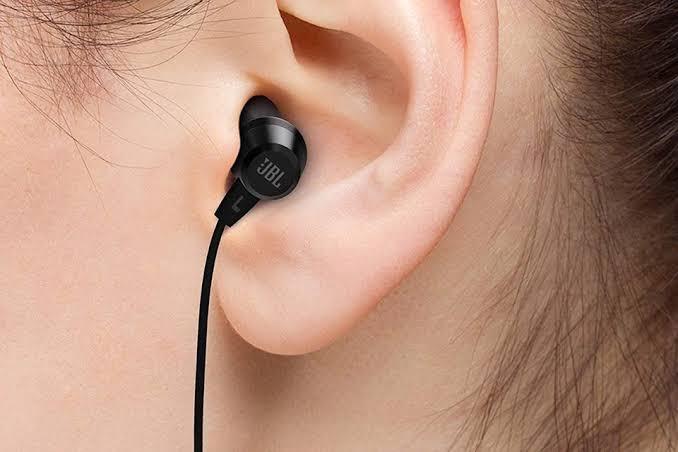 Fones de ouvido e música alta colocam mais de 1 bilhão de jovens em risco de perda auditiva
