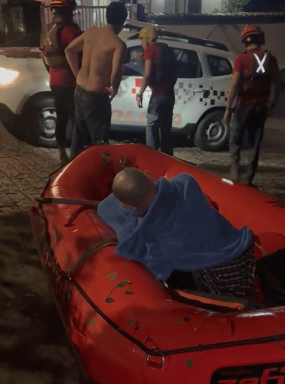 Homem é resgatado após ser arrastado pela correnteza do Rio Atibaia em Campinas