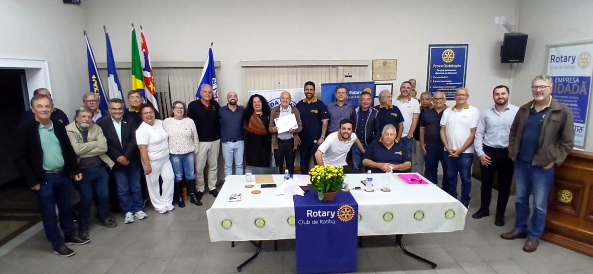 Jornalista profere palestra no Rotary Club sobre Itatiba
