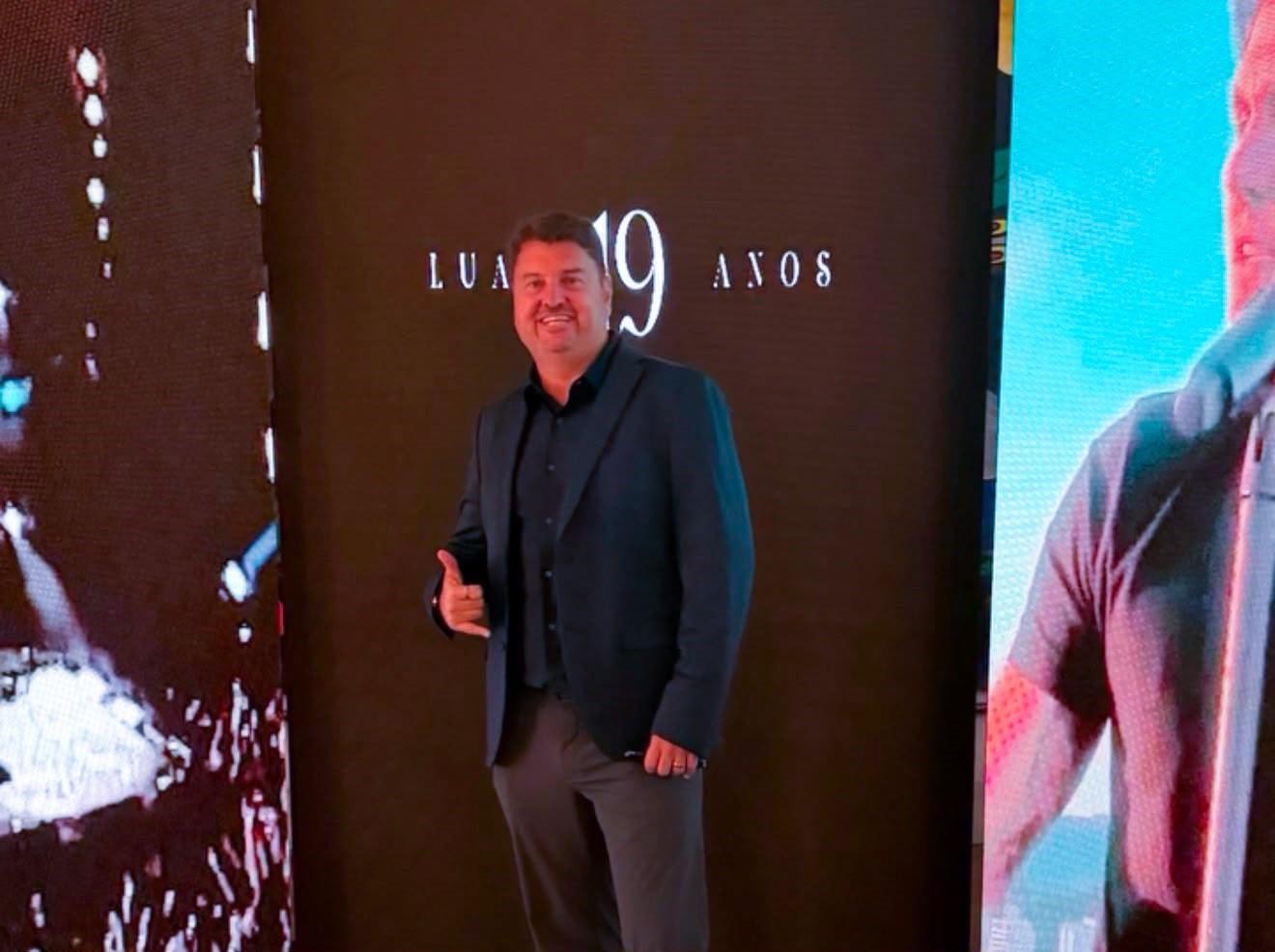 Luiz Gustavo Pinguim celebra 19 anos de amizade e parceria com Luan Santana em evento exclusivo em São Paulo