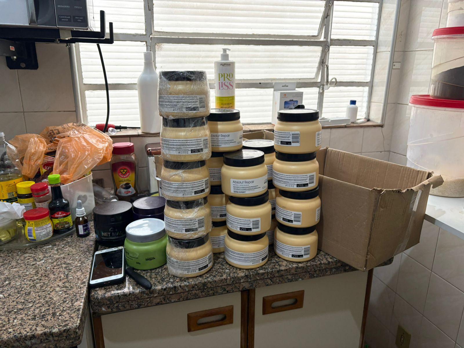 Polícia apreende produtos e insumos em indústria clandestina de cosméticos em Campinas
