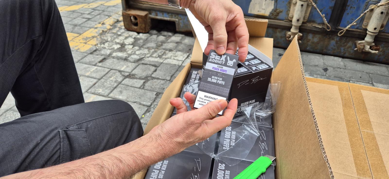 Receita Federal retém dois contêineres de cigarros eletrônicos no Porto de Santos/SP