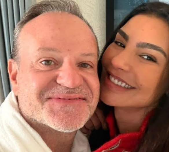 Rubens Barrichello anuncia fim de namoro com Cíntia Chagas: 'Não somos mais um casal'