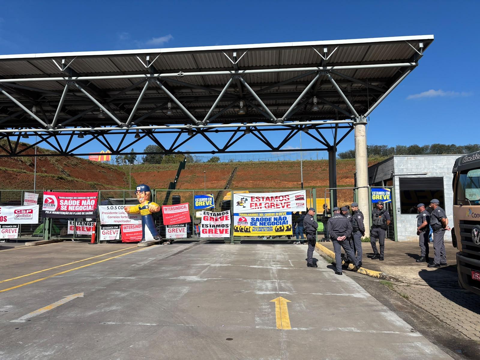 Trabalhadores dos Correios em greve ocupam Centro de Distribuição em Indaiatuba