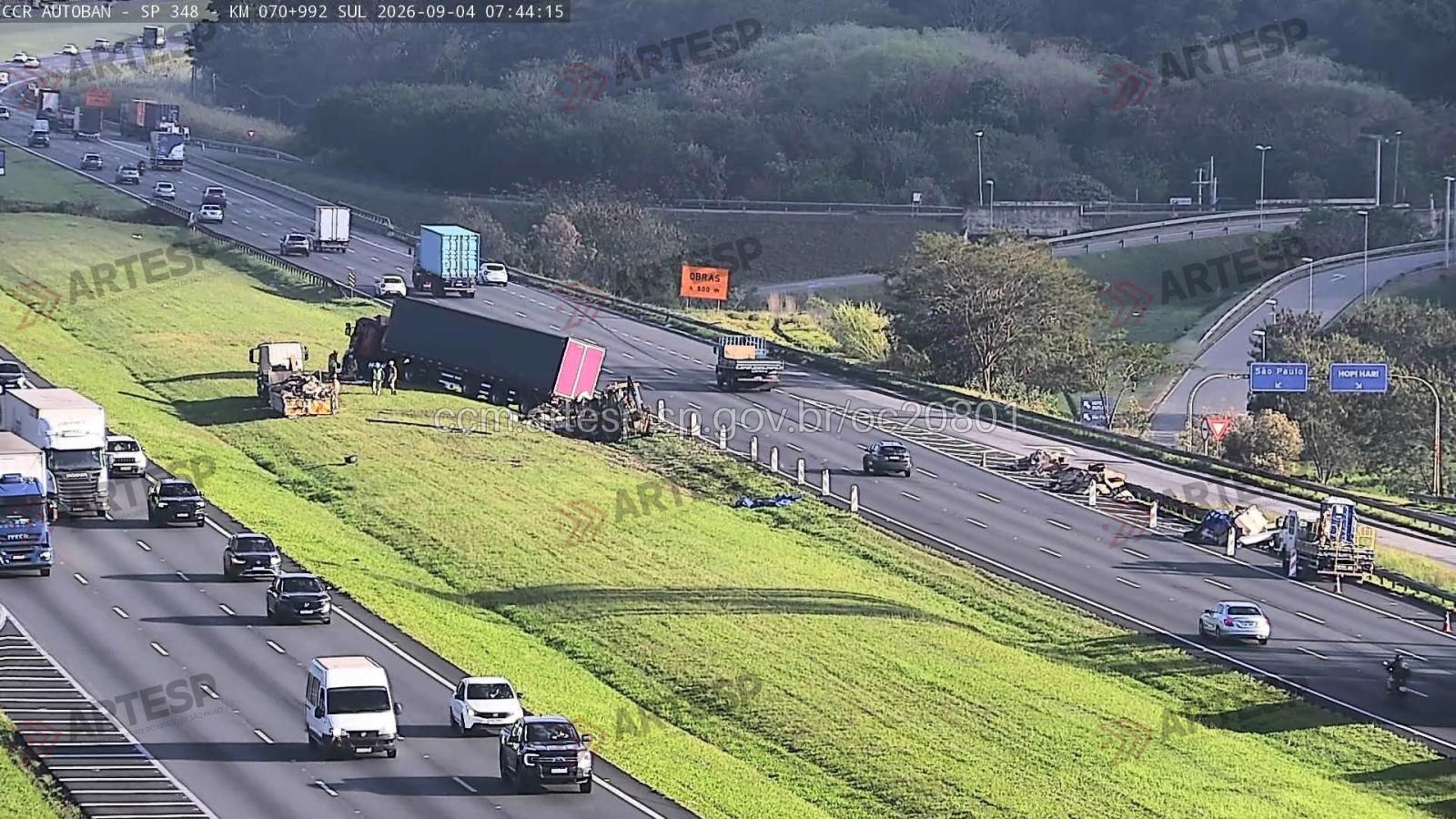 Três carretas batem na Bandeirantes e uma pessoa sofre ferimentos graves