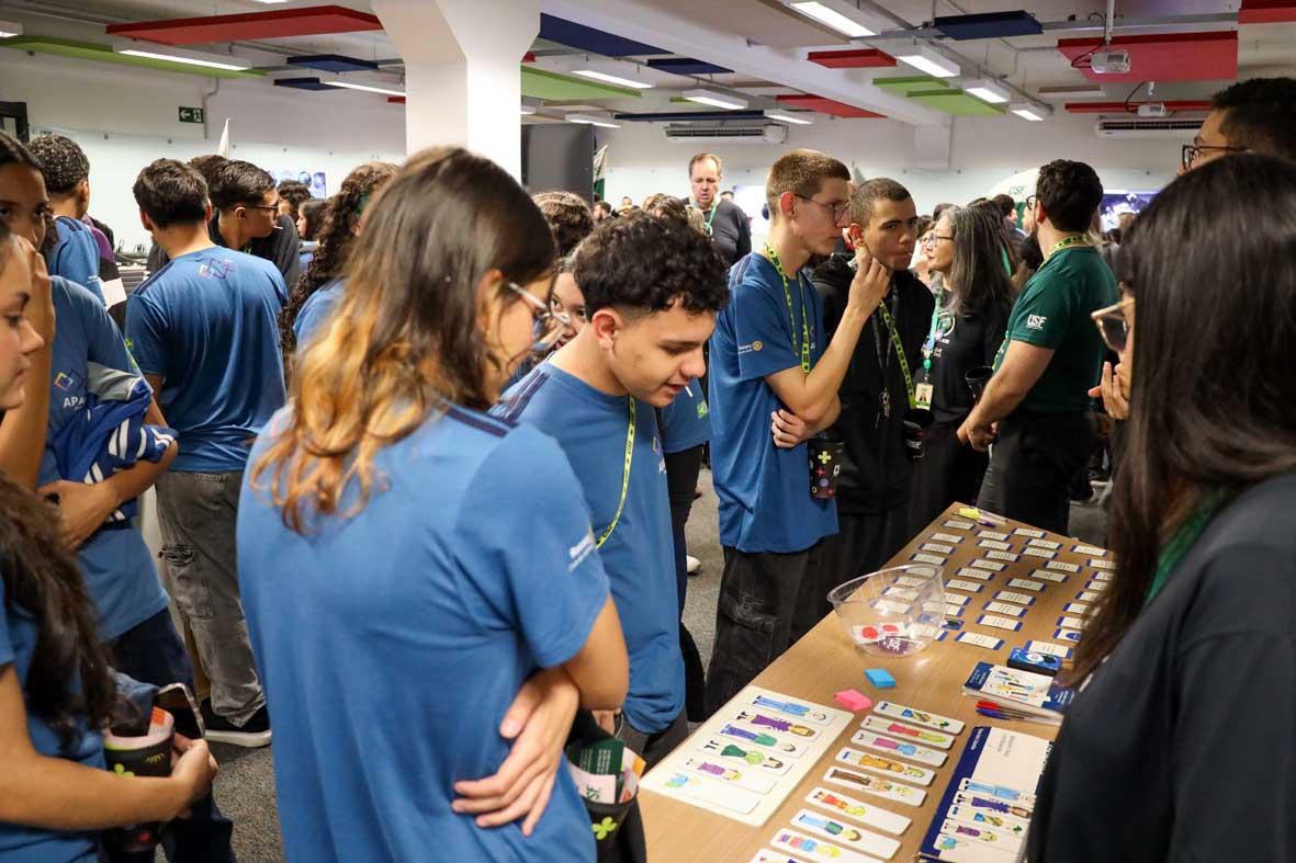 USF recebe estudantes de Itatiba e região em Feira de Profissões