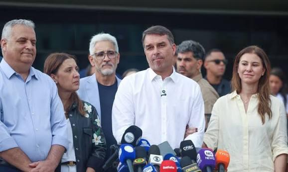 Aeronave com Flávio Bolsonaro e família pousa nos Estados Unidos