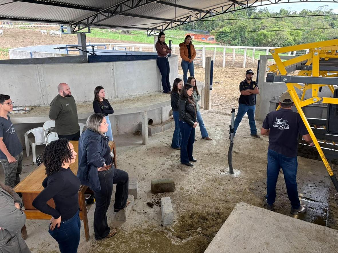 Alunos de Medicina Veterinária da USF participam de visita técnica em Itatiba