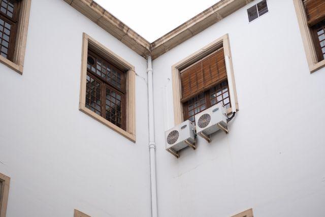 Ar condicionado em imóvel antigo: como avaliar a rede elétrica para evitar sobrecarga e curtos