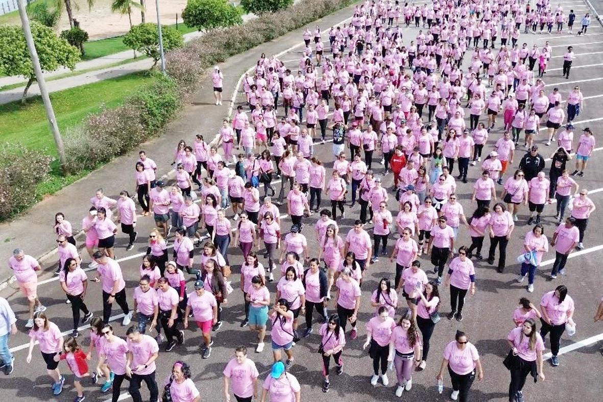 Caminhada do Outubro Rosa reúne 1,6 mil pessoas no Parque Luís Latorre