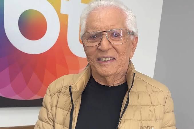 Carlos Alberto de Nóbrega opera o coração para colocar marcapasso