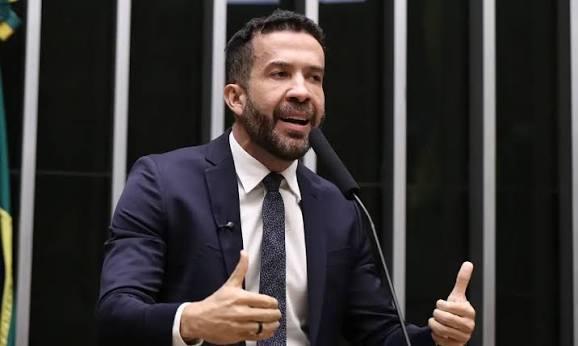 Deputado André Janones é internado com arritmia em São Paulo