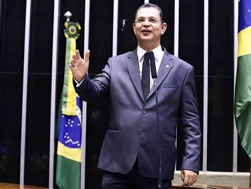 Em dia de votação da 6x1, líder do PL diz que tentará votar PEC por hora trabalhada em 2027