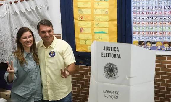 Flávio Bolsonaro pede que eleitores compareçam às urnas, faça chuva ou faça sol