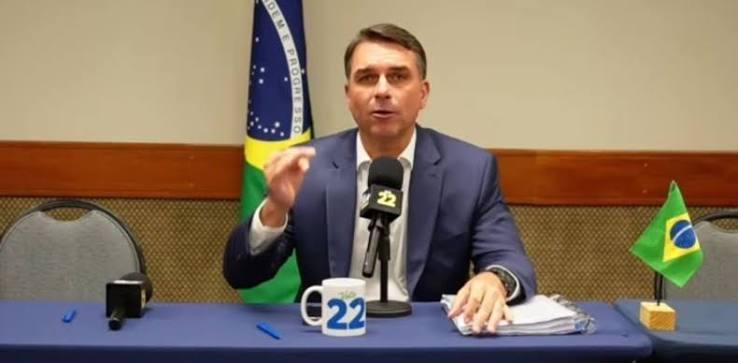 Flávio Bolsonaro repete compromisso com não reeleição