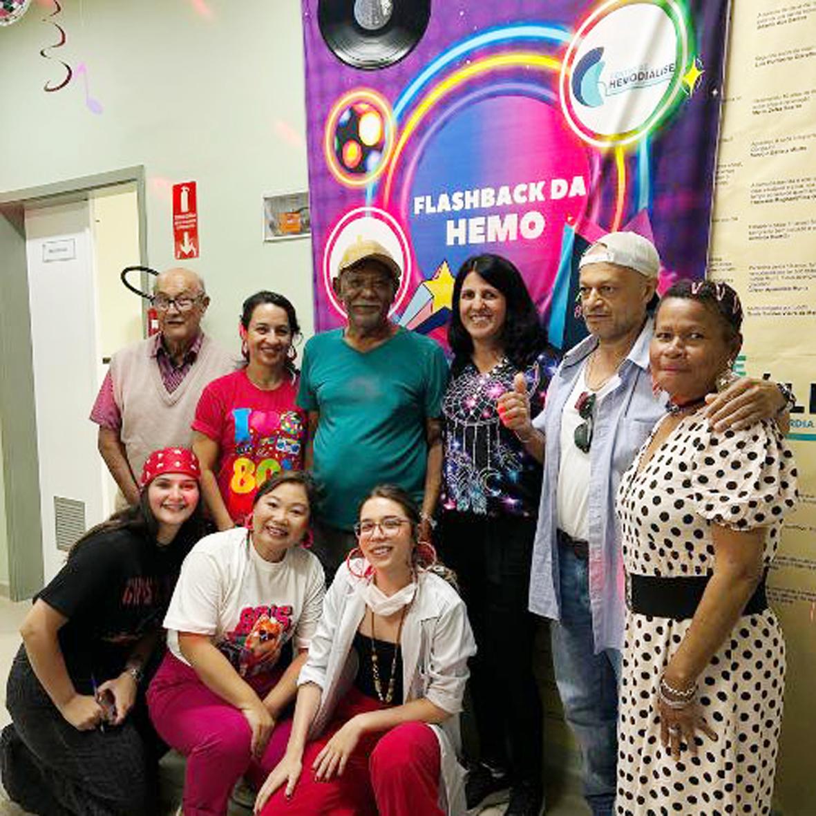 Hemodiálise da Santa Casa entra no clima dos anos 80 e 90 em confraternização