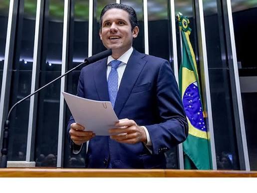 Hugo Motta discute com líderes reforma política com voto distrital misto ou distritão