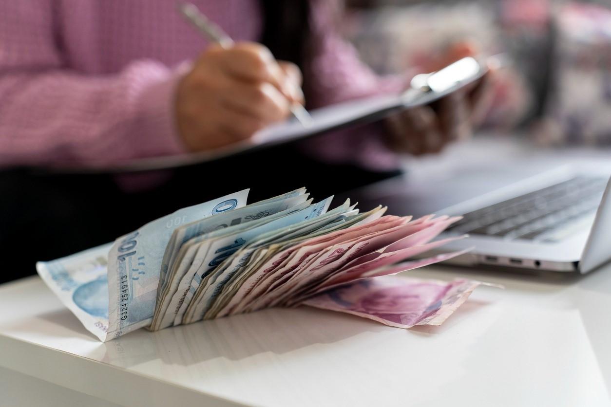 Literacia financeira: entenda a importância de organizar os descontos ao longo da vida laboral