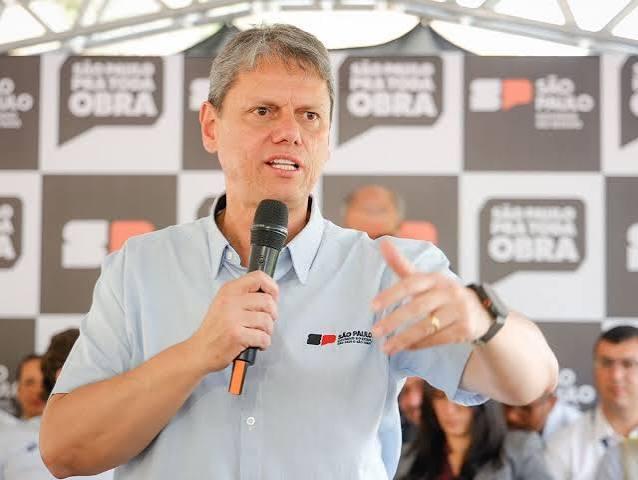 Lula está arrumando desculpa para não ir ao debate da TV Globo, está com medo, diz Tarcísio