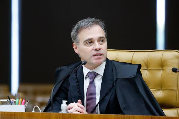 Mendonça determina remoção de vídeo de deputados contrários a Flávio