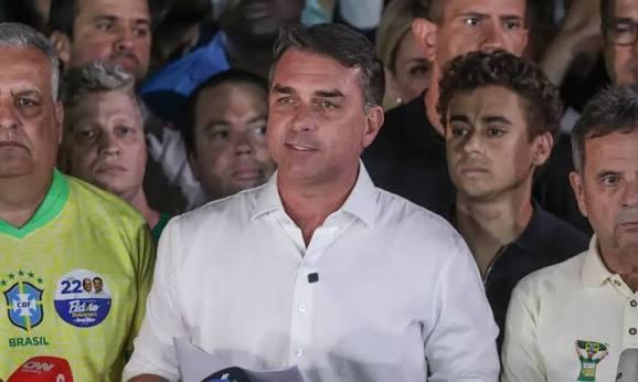 PF investiga circunstâncias da fuga de Flávio Bolsonaro do Brasil