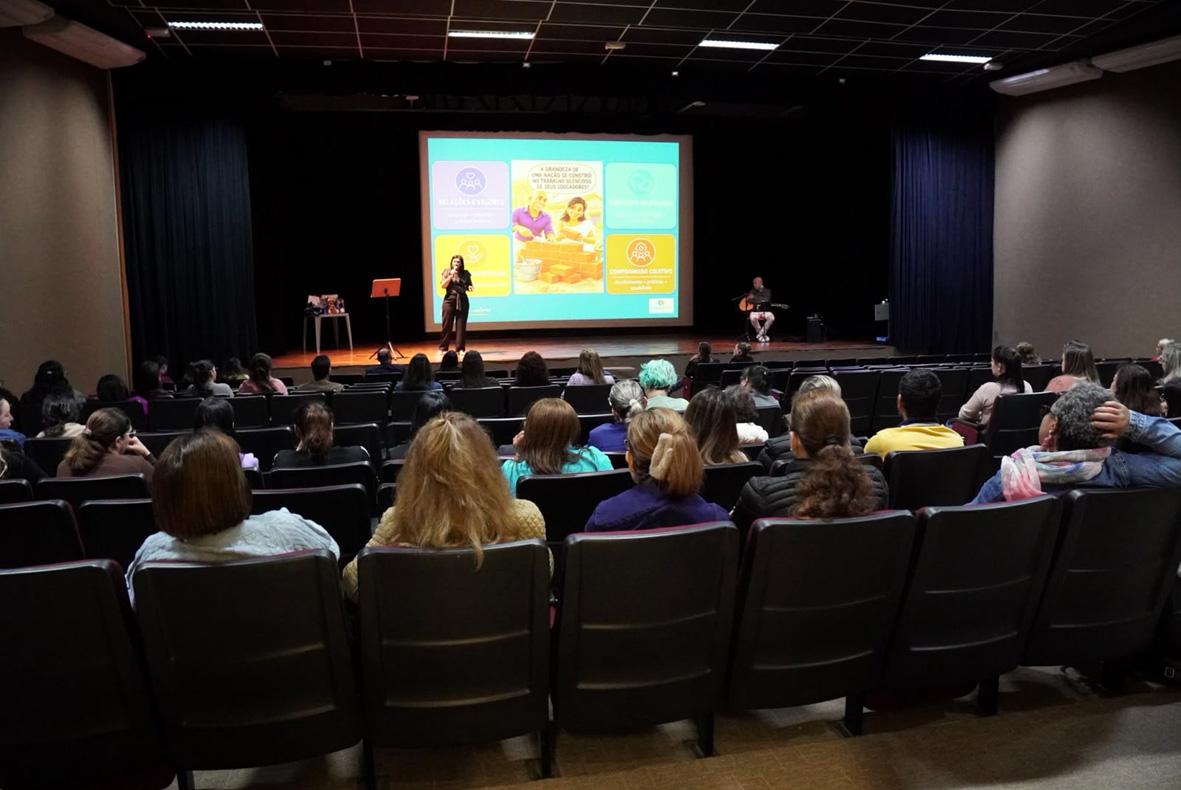 Prefeitura de Morungaba homenageia professores com palestra musicada e programação especial