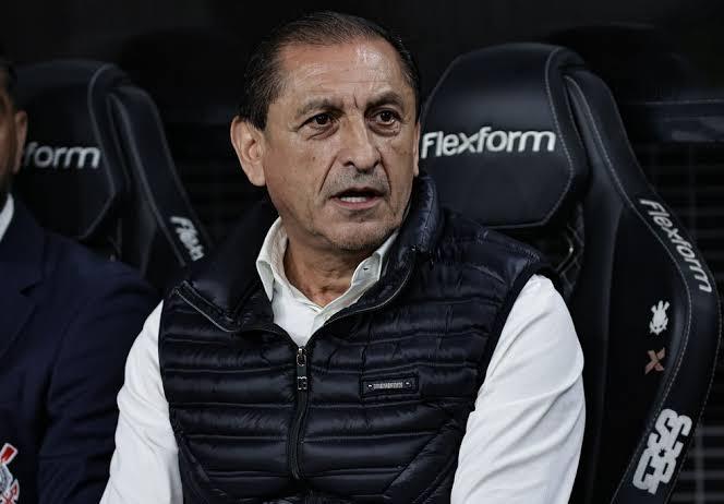 Ramón Díaz é o favorito para assumir o Corinthians, que deseja treinador já contra o Palmeiras