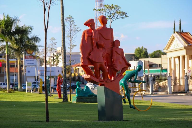 Vinhedo: Exposição de Adelio Sarro transforma Praça do Imigrante em galeria a céu aberto